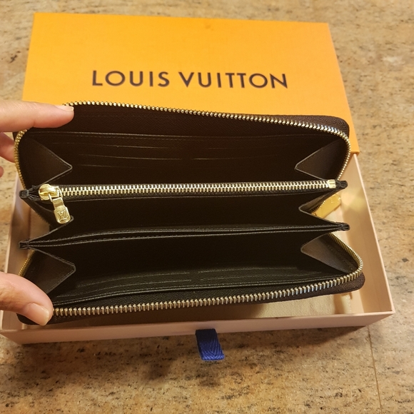 NIB Louis Vuitton Giant Zippy - Picture 3 of 6